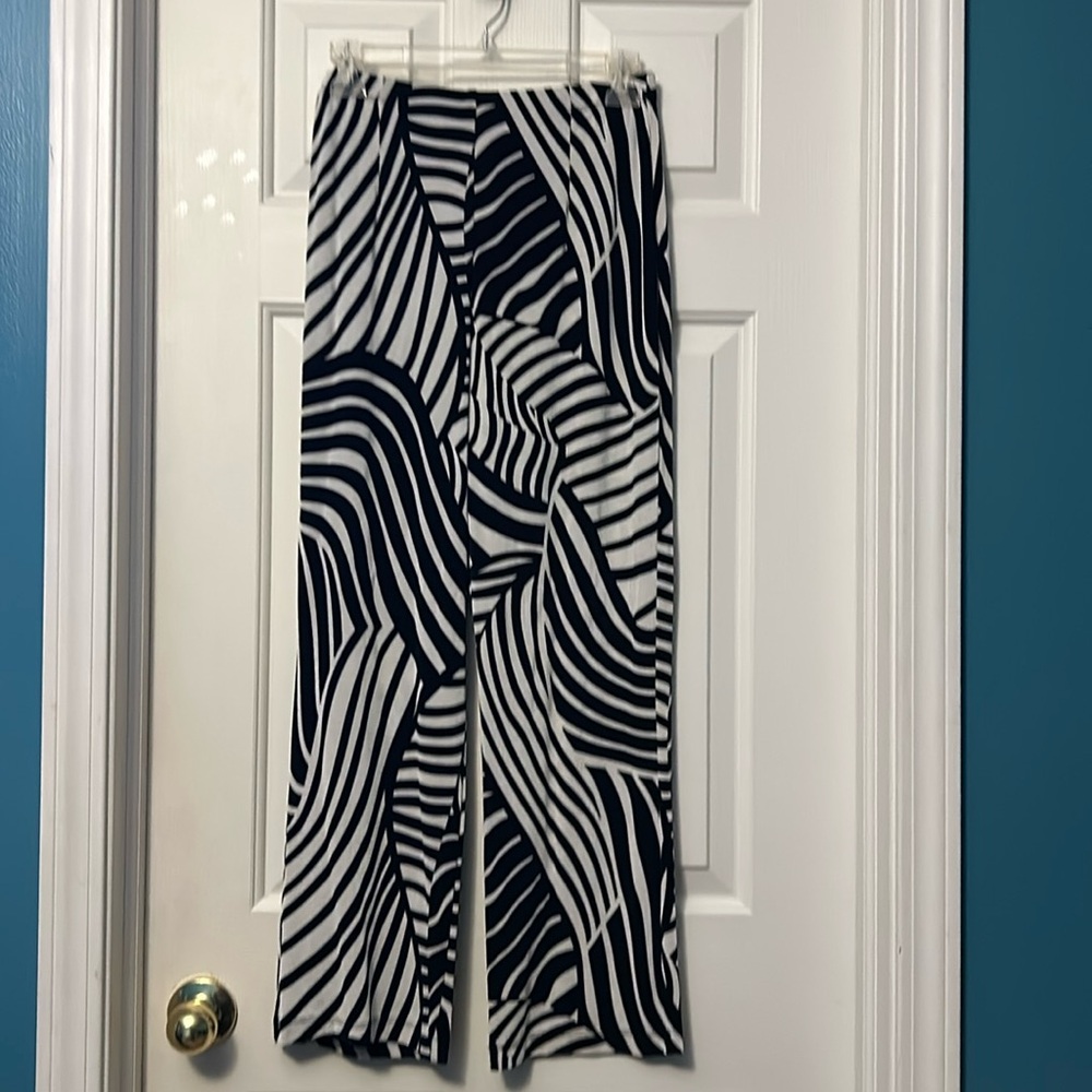 Chico’s 1P Cream and black zebra / palm pattern pants